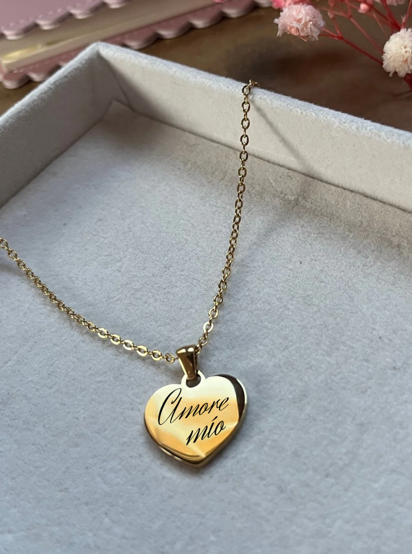 FEYRE | Collar Corazón Grabado con Letra Elegante