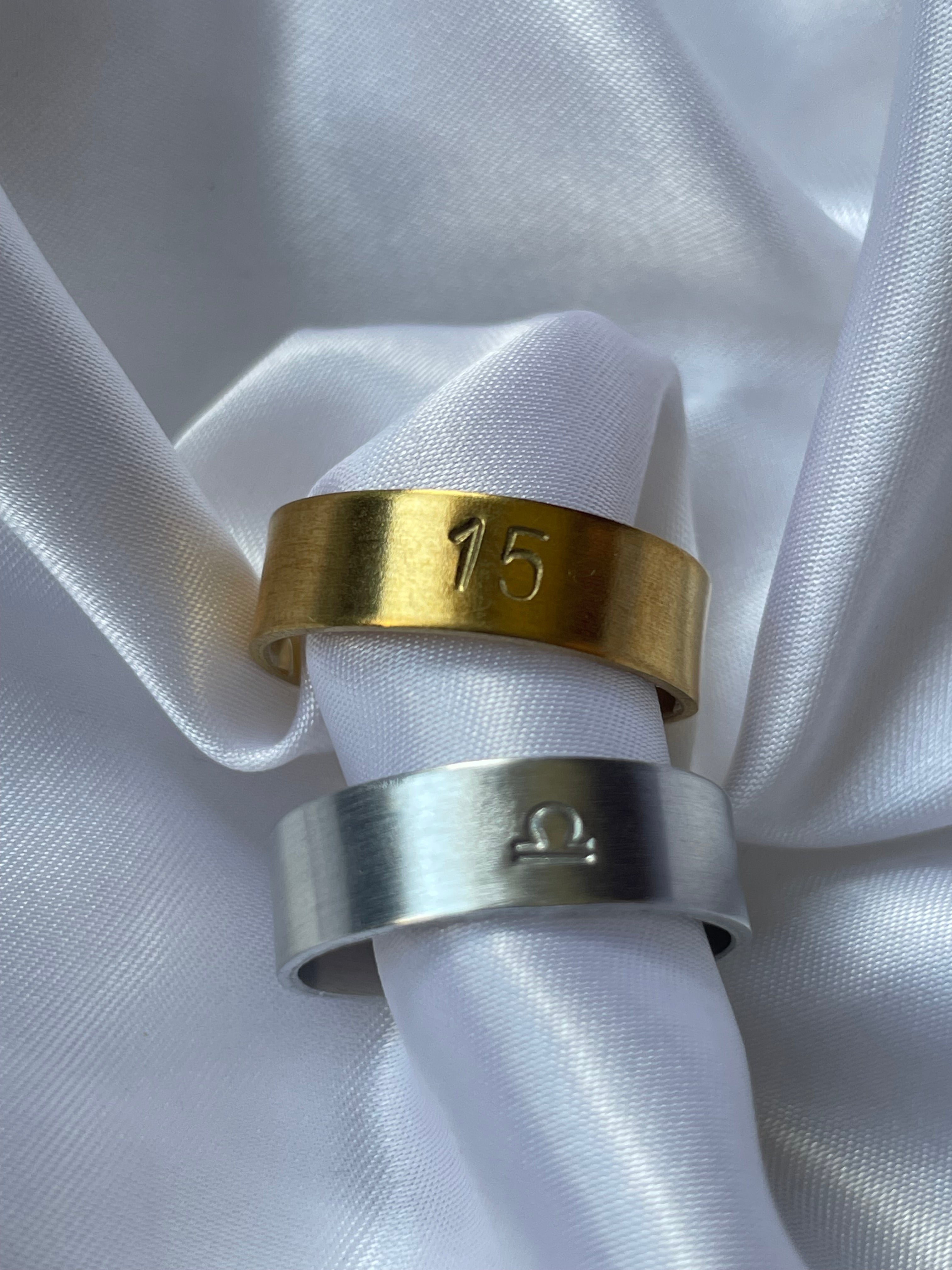 FEDERICA | Anillo Grabado a Mano Zodíaco