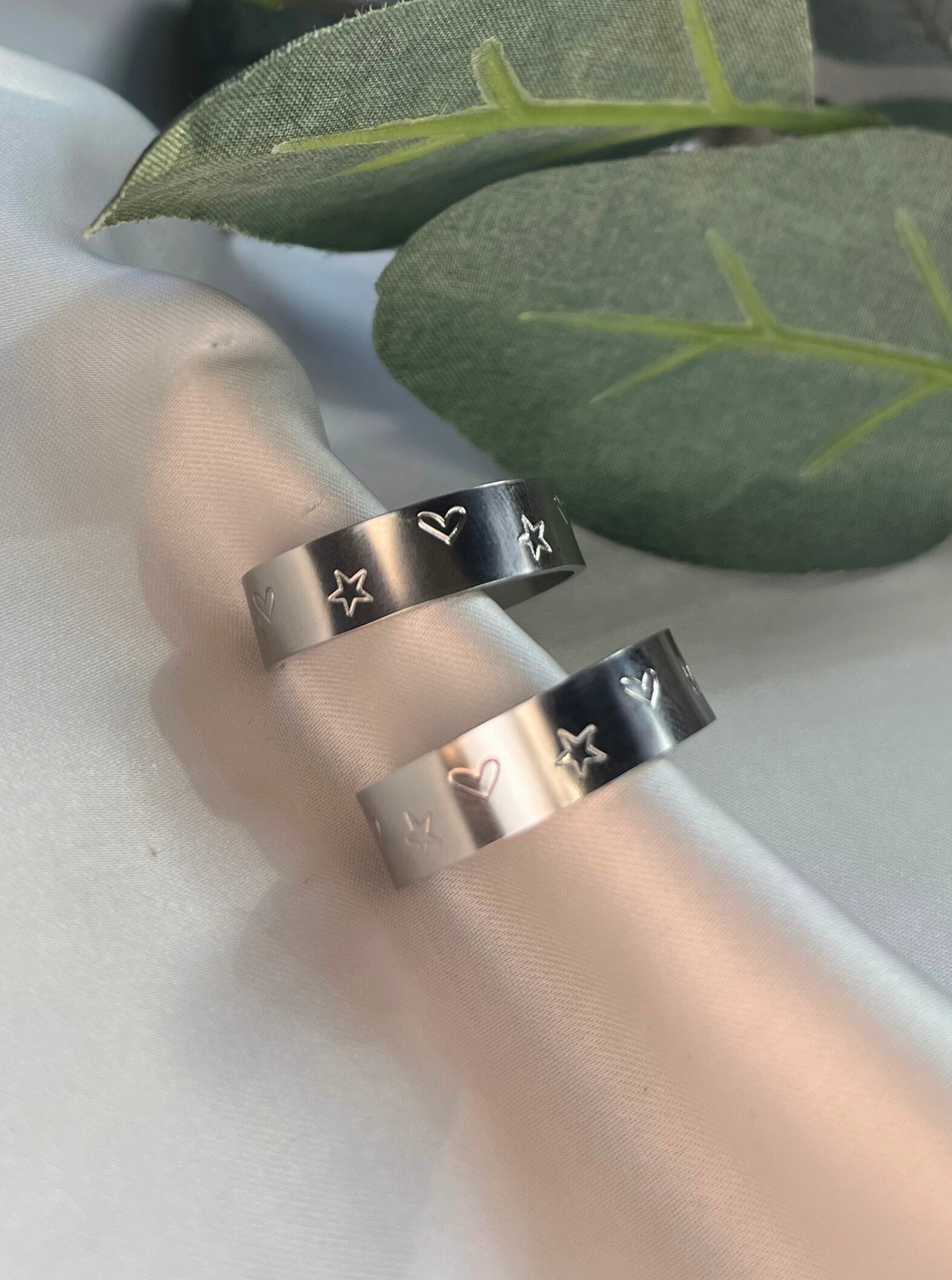 BRITTO | Anillo Acero Inoxidable Grabado a Mano ♡ y ☆