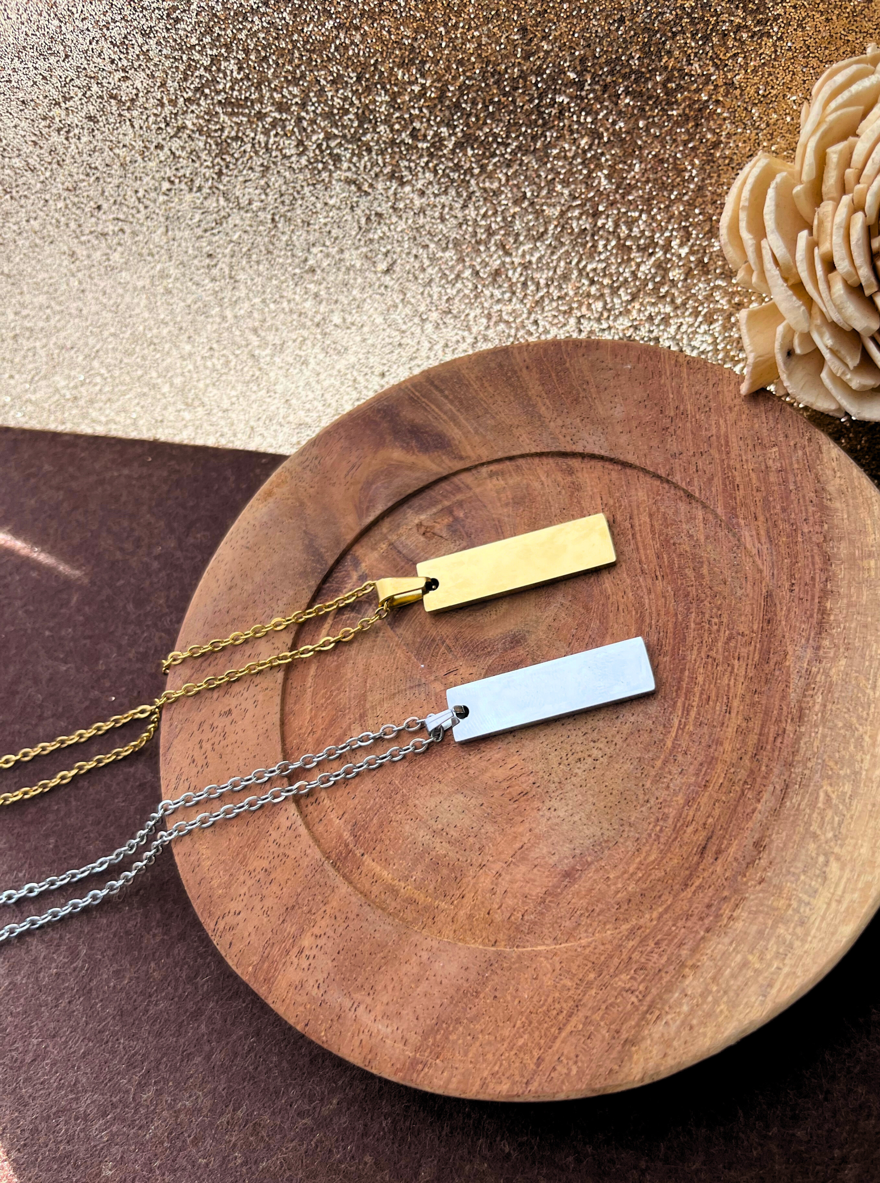 PLATH | Collar Rectangular Grabado a mano